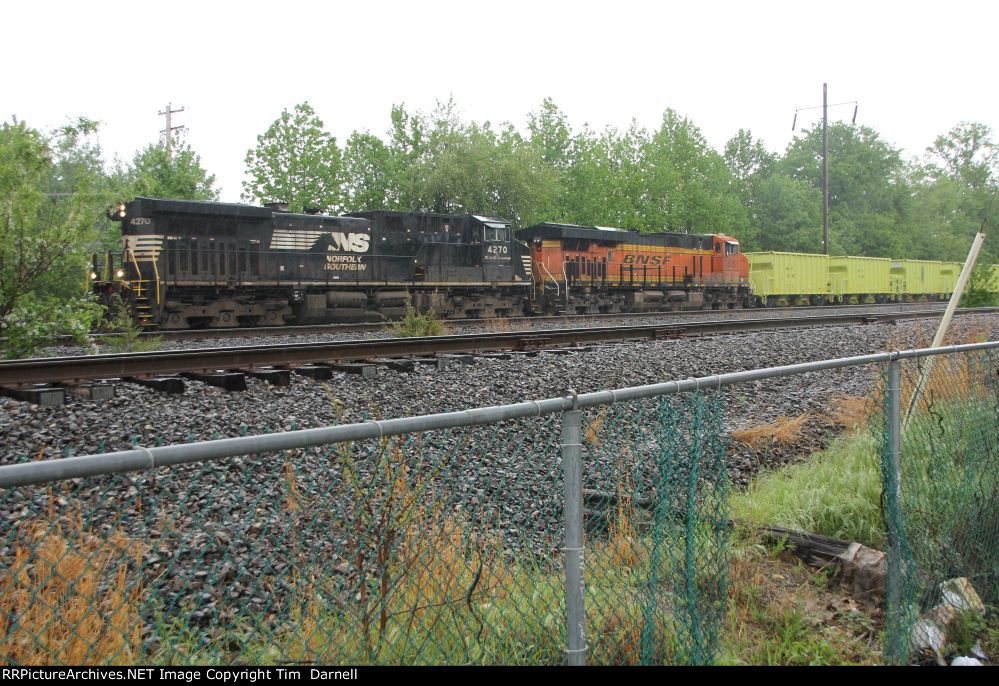 NS 4270 on empty ballast train K40